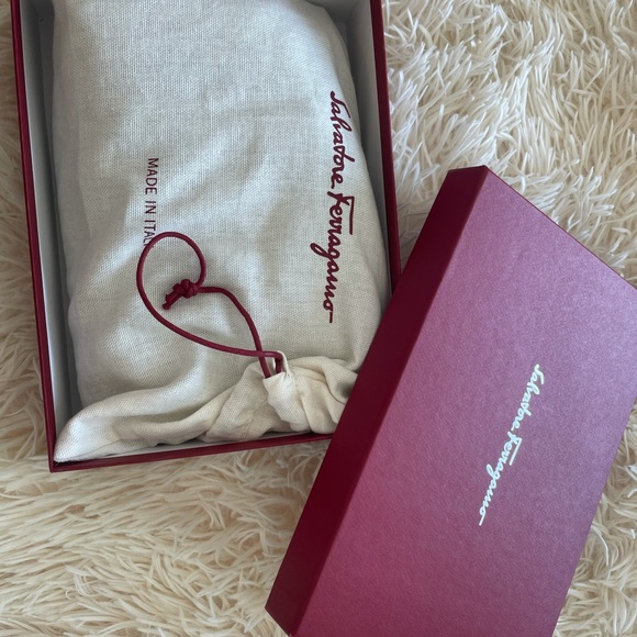 Ferragamo Viva Bow padded shoulder bag - Picture 2 of 9